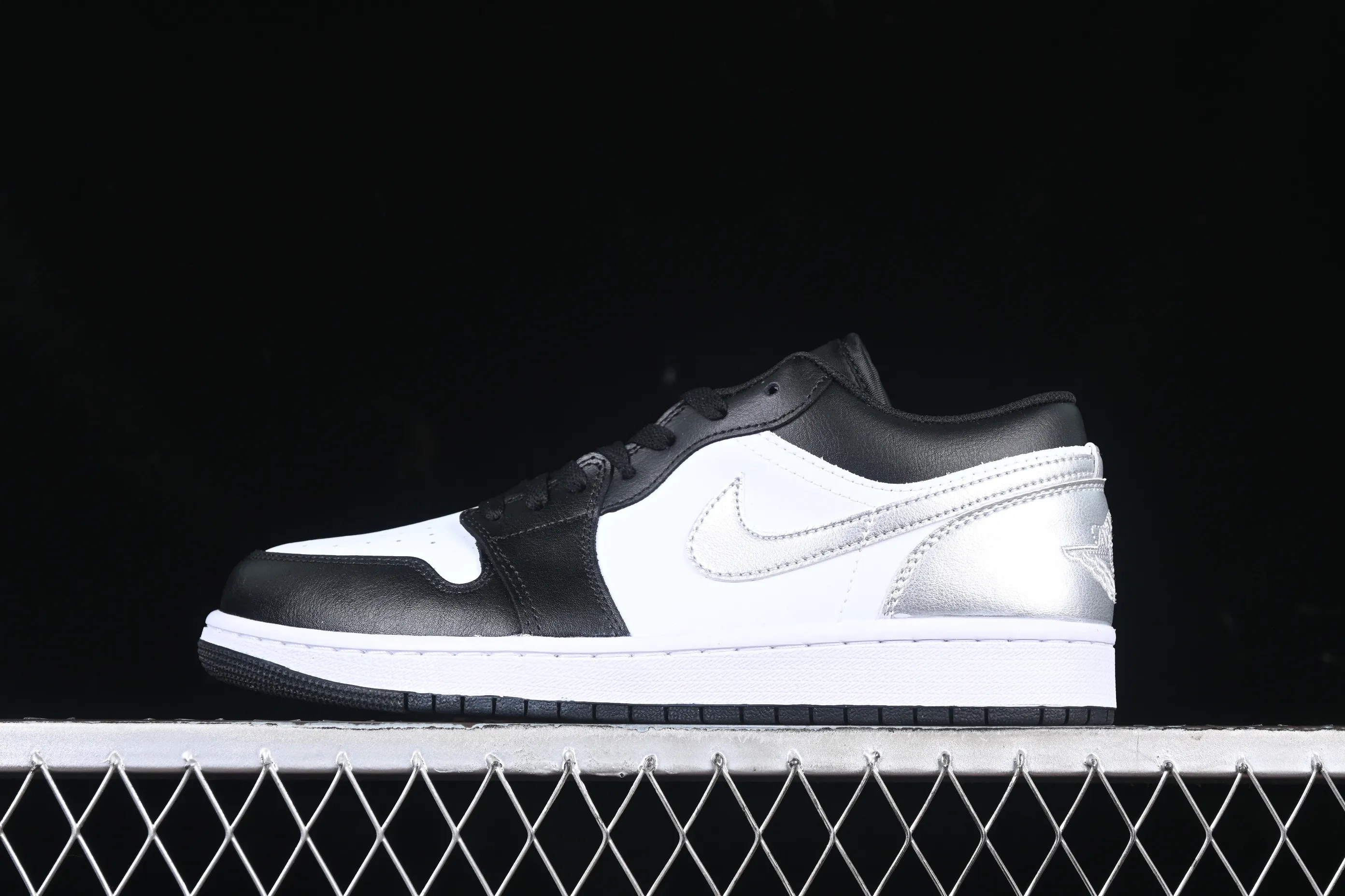 All categories Air Jordan Jordan series basketball shoes Air Jordan 1 Low Air Jordan 1 Low AJ1 Joe 1 black and white silver low-top cultural basketball shoes 553558-131